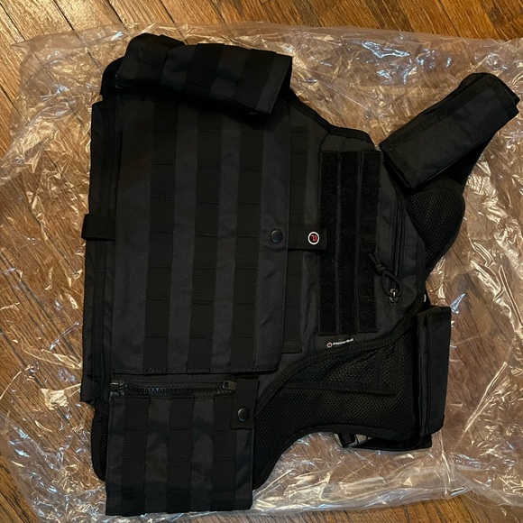 Black tactical ballistic vest.  Does not have plates in it. - Picture 4 of 5